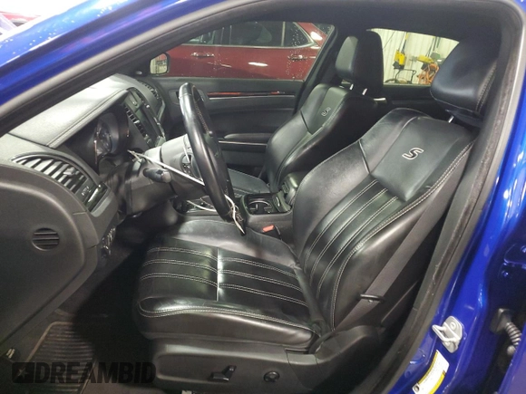 2018 Chrysler 300 S z VIN 2C3CCABG0JH227307, wystawiony jako Copart lot #52359835 z przebiegiem 141 832 mil mil oraz Szkoda całkowita • Salvage title. Historia ofert i sprzedaży dostępna na DreamBid. Obrazek 7.