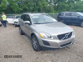 2013 Volvo XC60 T6 z VIN YV4902DZ5D2423949, wystawiony jako IAAI lot #42442938 z przebiegiem 126 108 mil mil oraz . Historia ofert i sprzedaży dostępna na DreamBid. Obrazek 1.