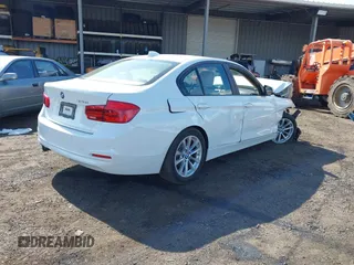 2016 BMW 3 Series 320i z VIN WBA8A9C51GK617592, wystawiony jako IAAI lot #41550528 z przebiegiem Nie podano mil oraz . Historia ofert i sprzedaży dostępna na DreamBid. Obrazek 4.