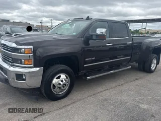 2019 Chevrolet Silverado 3500HD LTZ z VIN 1GC4KXCY7KF204445, wystawiony jako Copart lot #59198095 z przebiegiem 121 822 mil mil oraz Tytuł czysty. Historia ofert i sprzedaży dostępna na DreamBid. Obrazek 2.