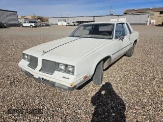 1986 Oldsmobile Cutlass z VIN 1G3GR47A3GR329694, wystawiony jako Copart lot #84965974 z przebiegiem Nie podano mil oraz Czysty tytuł • Clean title. Historia ofert i sprzedaży dostępna na DreamBid. Obrazek 2.
