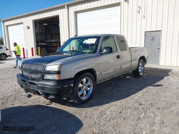 2004 Chevrolet Silverado 1500 LS with VIN 2GCEC19V841218120, listed as a IAAI auction lot 41812918 with 272,420 mi miles. Bid and sale history available at carsss.com. Image 2.