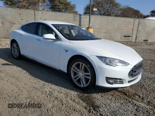2013 Tesla Model S with VIN 5YJSA1CG2DFP17298, listed as a Copart auction lot 89166515 with 57,615 mi miles and Salvage Title. Bid and sale history available at carsss.com. Image 4.