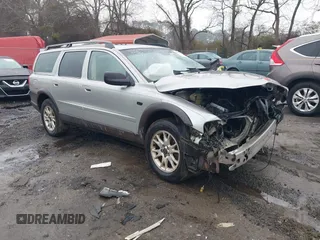 2004 Volvo V70 XC70 with VIN YV1SZ59HX41134271, listed as a IAAI auction lot 41403246 with 247,990 mi miles. Bid and sale history available at carsss.com. Image 1.