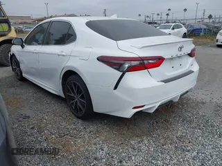 2022 Toyota Camry SE z VIN 4T1G11AK4NU675377, wystawiony jako IAAI lot #42057960 z przebiegiem 46 936 mil mil oraz . Historia ofert i sprzedaży dostępna na DreamBid. Obrazek 3.