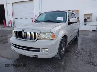 2006 Lincoln Navigator Luxury with VIN 5LMFU27506LJ27861, listed as a IAAI auction lot 41957628 with 197,718 mi miles. Bid and sale history available at carsss.com. Image 2.