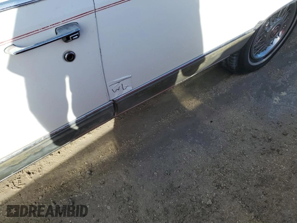 1990 Cadillac Brougham z VIN 1G6DW54Y6LR711203, wystawiony jako Copart lot #76484634 z przebiegiem 121 310 mil mil oraz Nie do naprawy. Historia ofert i sprzedaży dostępna na DreamBid. Obrazek 12.