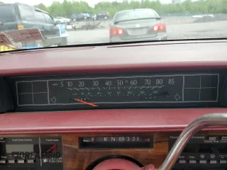 1987 Cadillac DeVille z VIN 1G6CD5184H4271752, wystawiony jako Copart lot #57408765 z przebiegiem 102 597 mil mil oraz Czysty tytuł • Clean title. Historia ofert i sprzedaży dostępna na DreamBid. Obrazek 9.