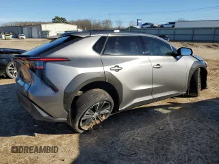 2023 Toyota bZ4X XLE z VIN JTMABACA6PA033257, wystawiony jako Copart lot #41314094 z przebiegiem 1 321 mil mil oraz Szkoda całkowita • Salvage title. Historia ofert i sprzedaży dostępna na DreamBid. Obrazek 3.