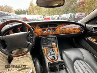 1999 Jaguar XK z VIN SAJGX2048XC041933, wystawiony jako Copart lot #44338125 z przebiegiem 67 133 mil mil oraz Tytuł czysty. Historia ofert i sprzedaży dostępna na DreamBid. Obrazek 9.