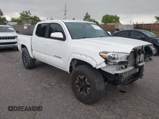 2020 Toyota Tacoma SR5 z VIN 5TFCZ5AN5LX242708, wystawiony jako IAAI lot #42356772 z przebiegiem 65 442 mil mil oraz . Historia ofert i sprzedaży dostępna na DreamBid. Obrazek 1.