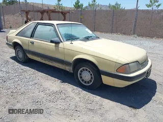 1988 Ford Mustang z VIN 1FABP41AXJF163469, wystawiony jako IAAI lot #42473799 z przebiegiem 89 307 mil mil oraz . Historia ofert i sprzedaży dostępna na DreamBid. Obrazek 1.