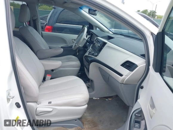 2013 Toyota Sienna L z VIN 5TDZK3DC2DS292129, wystawiony jako IAAI lot #42435143 z przebiegiem 170 767 mil mil oraz . Historia ofert i sprzedaży dostępna na DreamBid. Obrazek 5.