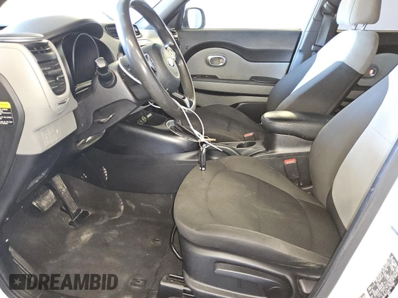 2019 Kia Soul z VIN KNDJN2A26K7677002, wystawiony jako Copart lot #83741784 z przebiegiem 134 662 mil mil oraz Czysty tytuł • Clean title. Historia ofert i sprzedaży dostępna na DreamBid. Obrazek 7.
