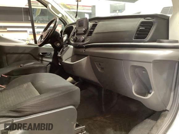 2020 Ford Transit Cargo z VIN 1FTBR1Y8XLKB06141, wystawiony jako IAAI lot #42642640 z przebiegiem 123 417 mil mil oraz . Historia ofert i sprzedaży dostępna na DreamBid. Obrazek 16.