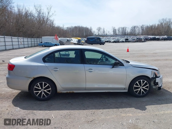 2014 Volkswagen Jetta TDI w/Premium/Nav z VIN 3VWLL7AJ3EM332617, wystawiony jako IAAI lot #42033000 z przebiegiem 186 444 mil mil oraz . Historia ofert i sprzedaży dostępna na DreamBid. Obrazek 13.