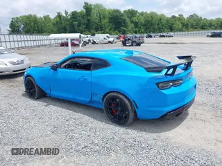 2022 Chevrolet Camaro ZL1 z VIN 1G1FJ1R62N0118359, wystawiony jako IAAI lot #42146460 z przebiegiem 25 274 mil mil oraz . Historia ofert i sprzedaży dostępna na DreamBid. Obrazek 3.