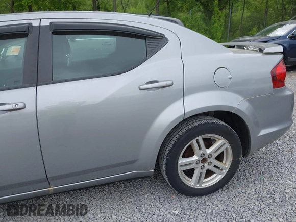 2014 Dodge Avenger SE z VIN 1C3CDZAG7EN226732, wystawiony jako IAAI lot #42383178 z przebiegiem 113 867 mil mil oraz . Historia ofert i sprzedaży dostępna na DreamBid. Obrazek 6.