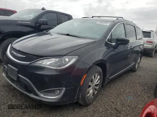2018 Chrysler Pacifica Touring L z VIN 2C4RC1BG7JR214103, wystawiony jako Copart lot #49663615 z przebiegiem 173 543 mil mil oraz Szkody całkowita. Historia ofert i sprzedaży dostępna na DreamBid. Obrazek 1.