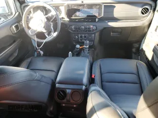 2024 Jeep Wrangler Sahara z VIN 1C4RJXP68RW128360, wystawiony jako Copart lot #84001304 z przebiegiem 17 036 mil mil oraz Szkoda całkowita • Salvage title. Historia ofert i sprzedaży dostępna na DreamBid. Obrazek 8.