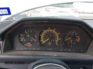 1989 Mercedes-Benz 300 300E with VIN WDBEA30D6KB024140, listed as a IAAI auction lot 41332894 with 237,628 mi miles. Bid and sale history available at carsss.com. Image 7.