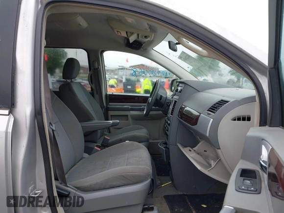 2010 Chrysler Town & Country Touring z VIN 2A4RR5D12AR198014, wystawiony jako IAAI lot #42220458 z przebiegiem 182 529 mil mil oraz . Historia ofert i sprzedaży dostępna na DreamBid. Obrazek 5.