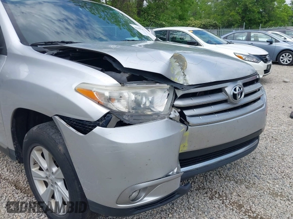 2013 Toyota Highlander z VIN 5TDZK3EH0DS127237, wystawiony jako IAAI lot #42266241 z przebiegiem 241 582 mil mil oraz . Historia ofert i sprzedaży dostępna na DreamBid. Obrazek 6.