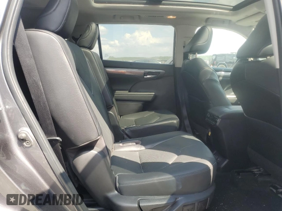 2022 Toyota Highlander Platinum with VIN 5TDFZRBH7NS182601, listed as a Copart auction lot 61832475 with 61,958 mi miles and Salvage title. Bid and sale history available at DreamBid. Image 11.
