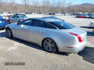 2014 Jaguar XJ z VIN SAJWJ1CD0E8V63989, wystawiony jako IAAI lot #41643513 z przebiegiem 119 924 mil mil oraz . Historia ofert i sprzedaży dostępna na DreamBid. Obrazek 3.