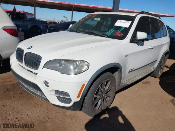 2013 BMW X5 xDrive35i with VIN 5UXZV4C52D0B05931, listed as a IAAI auction lot 41305939 with 140,800 mi miles. Bid and sale history available at carsss.com. Image 2.