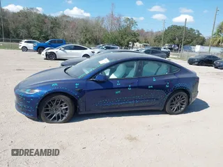 2025 Tesla Model 3 Long Range z VIN 5YJ3E1EB4SF876945, wystawiony jako IAAI lot #41518965 z przebiegiem 591 mil mil oraz . Historia ofert i sprzedaży dostępna na DreamBid. Obrazek 13.