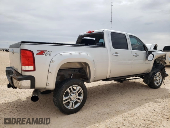 2011 GMC Sierra 2500HD SLE z VIN 1GT120C84BF232715, wystawiony jako Copart lot #50165864 z przebiegiem 143 862 mil mil oraz Szkoda całkowita • Salvage title. Historia ofert i sprzedaży dostępna na DreamBid. Obrazek 3.