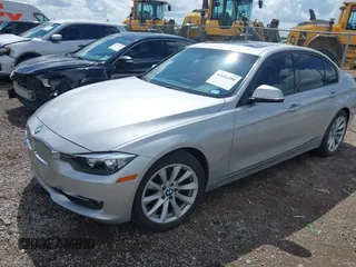 2013 BMW 3 Series 328i xDrive z VIN WBA3B3C55DF541335, wystawiony jako IAAI lot #42606280 z przebiegiem 102 339 mil mil oraz . Historia ofert i sprzedaży dostępna na DreamBid. Obrazek 2.