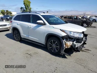 2017 Toyota Highlander XLE with VIN 5TDJZRFHXHS417209, listed as a Copart auction lot 64847585 with 46,693 mi miles and Salvage title. Bid and sale history available at DreamBid. Image 4.