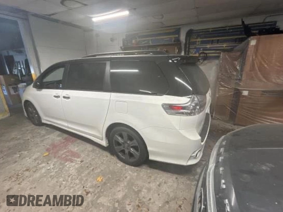 2018 Toyota Sienna SE with VIN 5TDXZ3DC1JS918378, listed as a Copart auction lot 62154135 with 110,087 mi miles and Salvage title. Bid and sale history available at DreamBid. Image 3.
