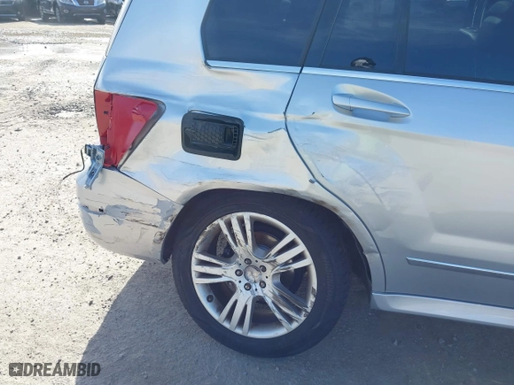 2014 Mercedes-Benz GLK-Class GLK 350 with VIN WDCGG8JB8EG175260, listed as a IAAI auction lot 41957511 with 106,427 mi miles. Bid and sale history available at carsss.com. Image 6.