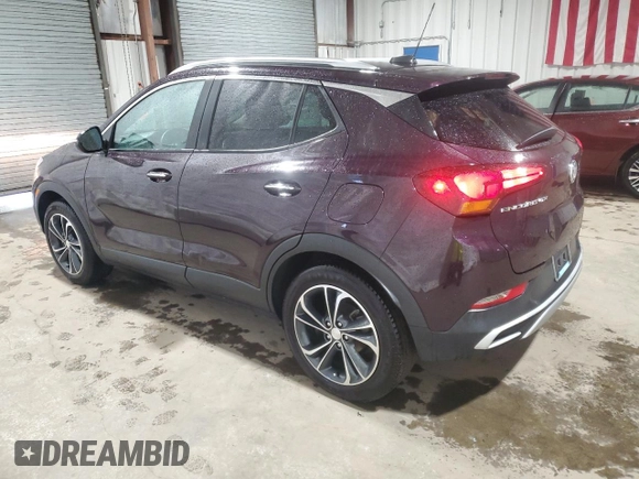 2020 Buick Encore GX Select z VIN KL4MMDSLXLB105930, wystawiony jako Copart lot #57657415 z przebiegiem 69 649 mil mil oraz Czysty tytuł • Clean title. Historia ofert i sprzedaży dostępna na DreamBid. Obrazek 2.