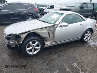 2001 Mercedes-Benz SLK 230/320 z VIN WDBKK65F61F223014, wystawiony jako IAAI lot #42193397 z przebiegiem 291 610 mil mil oraz . Historia ofert i sprzedaży dostępna na DreamBid. Obrazek 2.