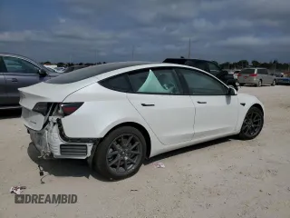 2021 Tesla Model 3 Standard Range Plus z VIN 5YJ3E1EA7MF084900, wystawiony jako Copart lot #53090765 z przebiegiem 42 226 mil mil oraz Nie do naprawy. Historia ofert i sprzedaży dostępna na DreamBid. Obrazek 3.