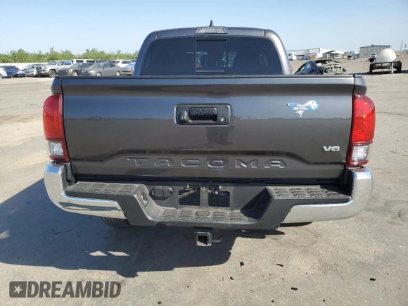 2020 Toyota Tacoma SR5 z VIN 3TMAZ5CN8LM126431, wystawiony jako Copart lot #56073545 z przebiegiem 27 612 mil mil oraz Szkoda całkowita • Salvage title. Historia ofert i sprzedaży dostępna na DreamBid. Obrazek 6.