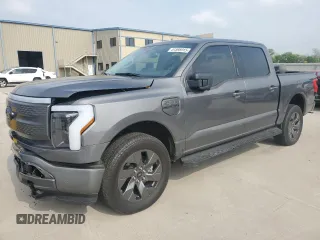 2023 Ford F-150 Lightning Pro z VIN 1FTVW1EL1PWG49181, wystawiony jako Copart lot #51595915 z przebiegiem 8258 mil mil oraz Szkody całkowita. Historia ofert i sprzedaży dostępna na DreamBid. Obrazek 1.
