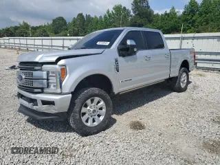2017 Ford F-250 Lariat z VIN 1FT7W2BT0HEE63268, wystawiony jako Copart lot #56193645 z przebiegiem 141 474 mil mil oraz Szkoda całkowita • Salvage title. Historia ofert i sprzedaży dostępna na DreamBid. Obrazek 1.