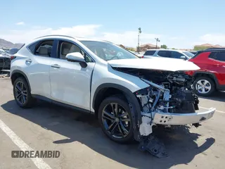 2025 Lexus NX 450h+ Luxury z VIN JTJHKCFZ0S2057811, wystawiony jako IAAI lot #42369138 z przebiegiem 1 962 mil mil oraz . Historia ofert i sprzedaży dostępna na DreamBid. Obrazek 1.