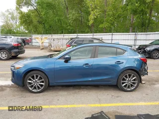 2018 Mazda 3 Touring z VIN 3MZBN1L38JM235604, wystawiony jako IAAI lot #42333995 z przebiegiem 69 541 mil mil oraz . Historia ofert i sprzedaży dostępna na DreamBid. Obrazek 14.
