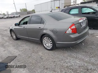 2010 Ford Fusion Hybrid z VIN 3FADP0L31AR326917, wystawiony jako IAAI lot #41938486 z przebiegiem 132 845 mil mil oraz . Historia ofert i sprzedaży dostępna na DreamBid. Obrazek 3.