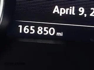 2017 Volkswagen Touareg Wolfsburg Edition z VIN WVGRF7BP0HD003232, wystawiony jako IAAI lot #41985161 z przebiegiem 165 850 mil mil oraz . Historia ofert i sprzedaży dostępna na DreamBid. Obrazek 14.