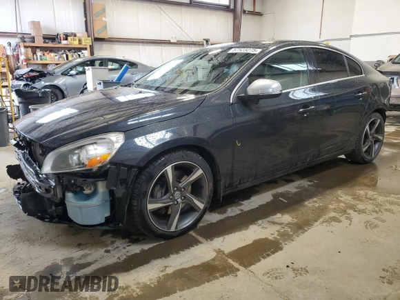 2012 Volvo S60 T6 z VIN YV1902FH9C2102416, wystawiony jako Copart lot #57523275 z przebiegiem 92 711 mil mil oraz Szkoda całkowita • Salvage title. Historia ofert i sprzedaży dostępna na DreamBid. Obrazek 1.