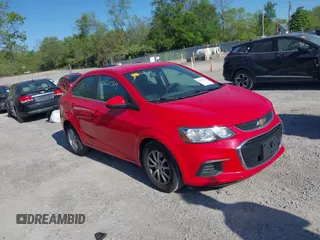 2018 Chevrolet Sonic LT z VIN 1G1JD5SB9J4126235, wystawiony jako IAAI lot #42225764 z przebiegiem 59 470 mil mil oraz . Historia ofert i sprzedaży dostępna na DreamBid. Obrazek 1.