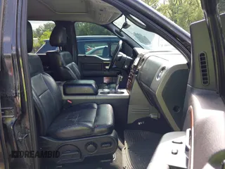 2006 Ford F-150 XLT z VIN 1FTPW14556KB25310, wystawiony jako IAAI lot #42345739 z przebiegiem 204 452 mil mil oraz . Historia ofert i sprzedaży dostępna na DreamBid. Obrazek 5.