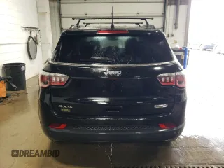 2018 Jeep Compass Latitude z VIN 3C4NJDBB5JT392910, wystawiony jako Copart lot #58401385 z przebiegiem 93 739 mil mil oraz Szkoda całkowita • Salvage title. Historia ofert i sprzedaży dostępna na DreamBid. Obrazek 6.